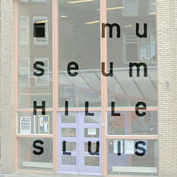 Ingang met logo Museum Hillesluis